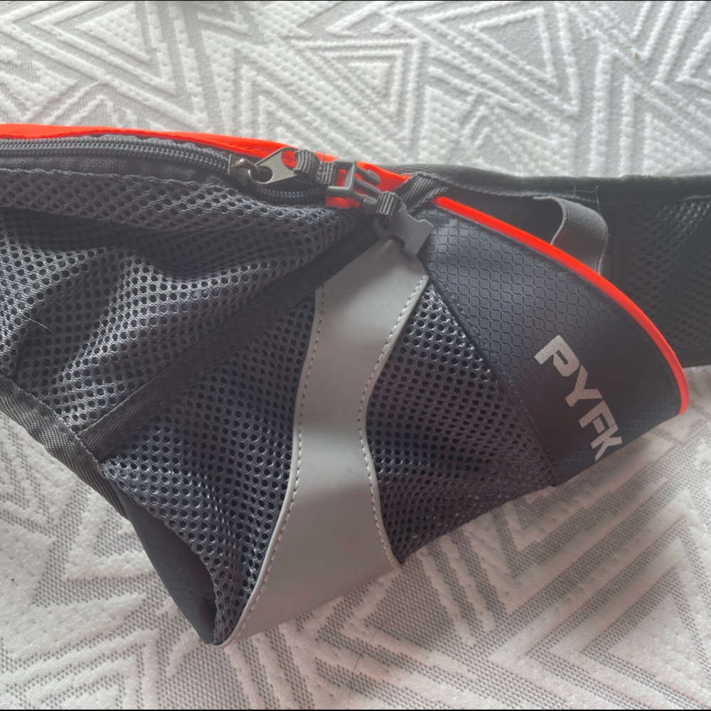 Running PYFX running belt bag. Never used. Great shape.